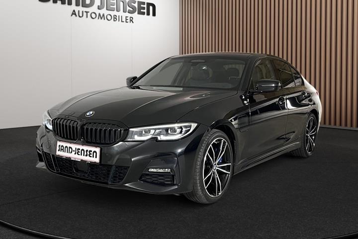Sort BMW 330e fra 2020 set udefra
