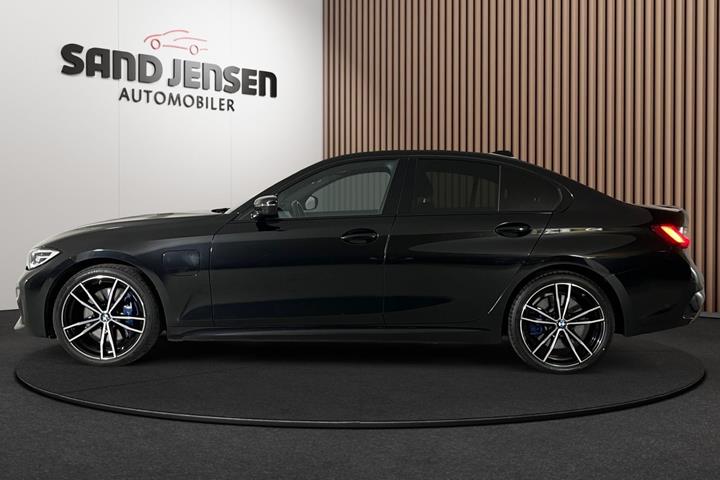 Sort BMW 330e fra 2020