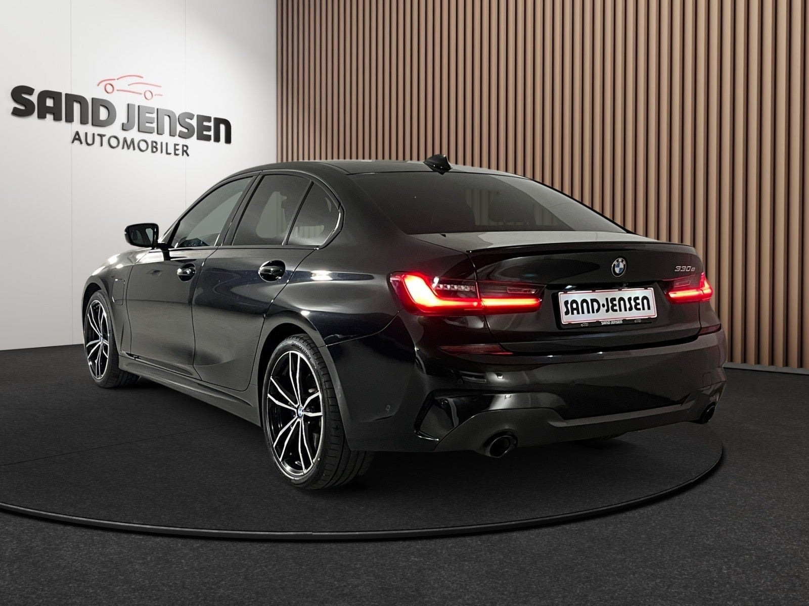 Sort BMW 330e fra 2020
