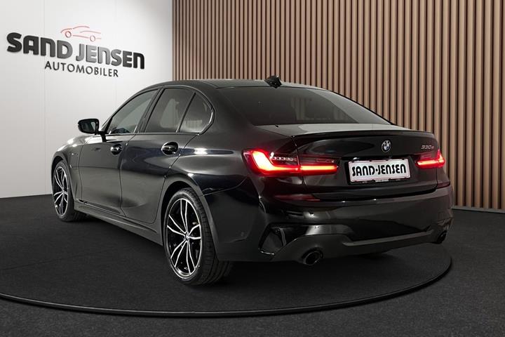 Sort BMW 330e fra 2020