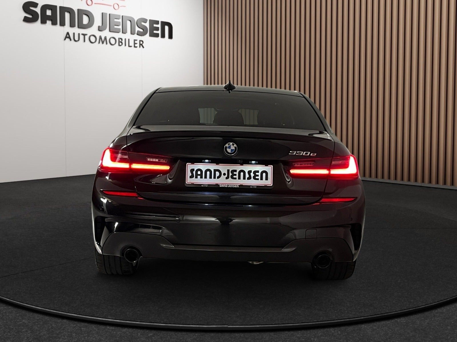 Sort BMW 330e fra 2020