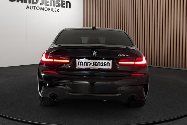 Sort BMW 330e fra 2020