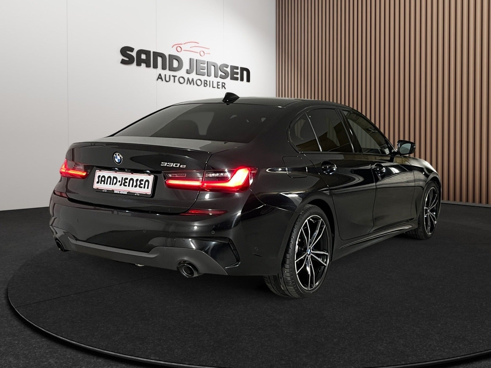 Sort BMW 330e fra 2020