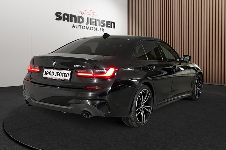 Sort BMW 330e fra 2020