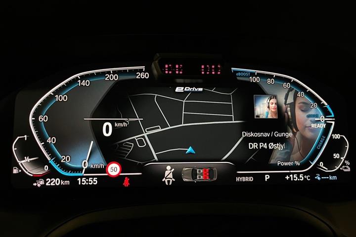 Sort BMW 330e fra 2020