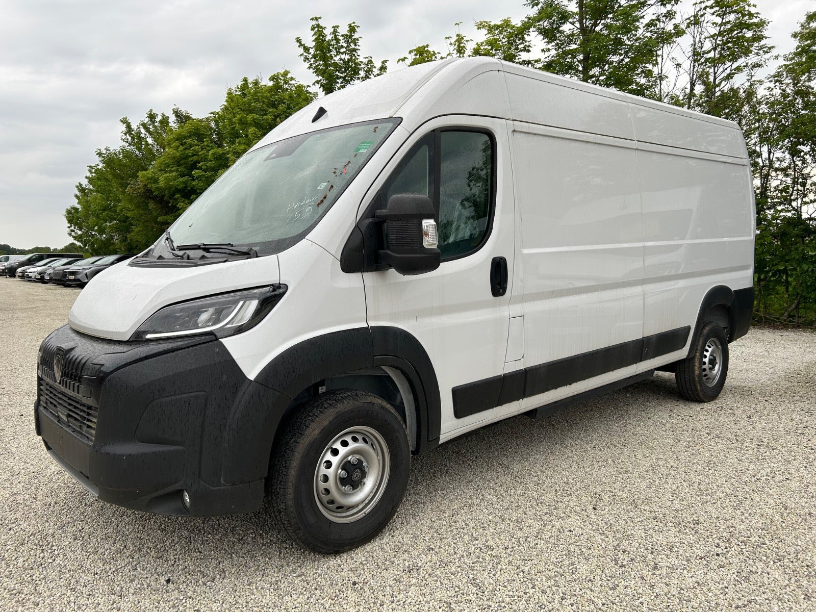 Hvid Peugeot e-Boxer 435 fra 2024