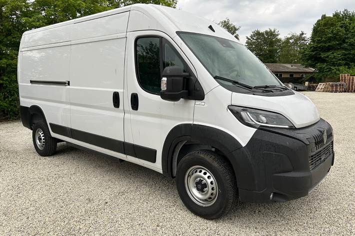 Hvid Peugeot e-Boxer 435 fra 2024