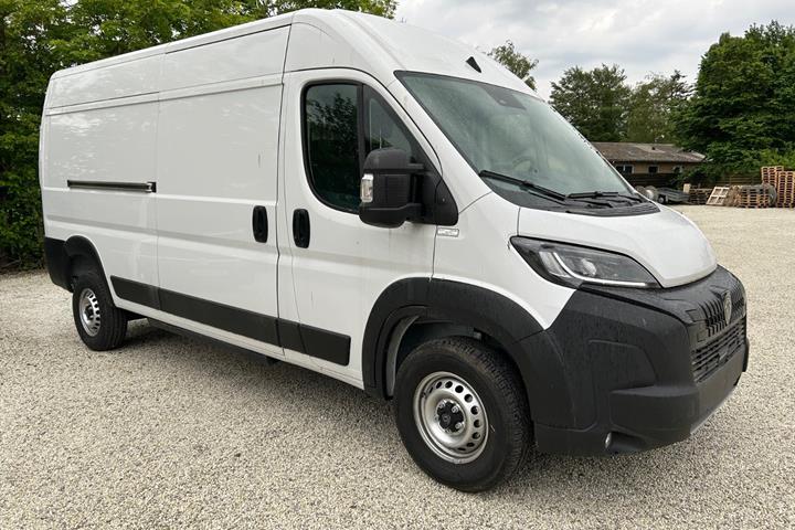 Hvid Peugeot e-Boxer 435 fra 2024