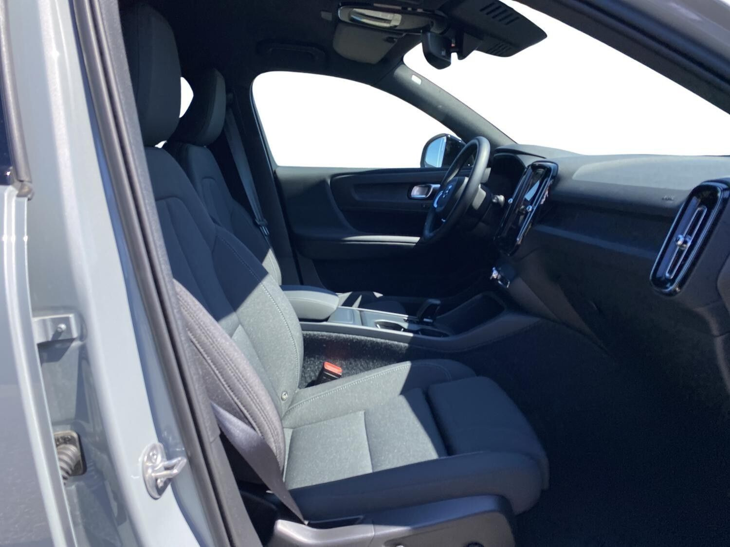 Grå Volvo EX40 fra 2025