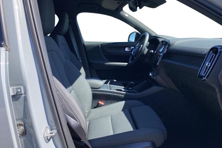 Grå Volvo EX40 fra 2025