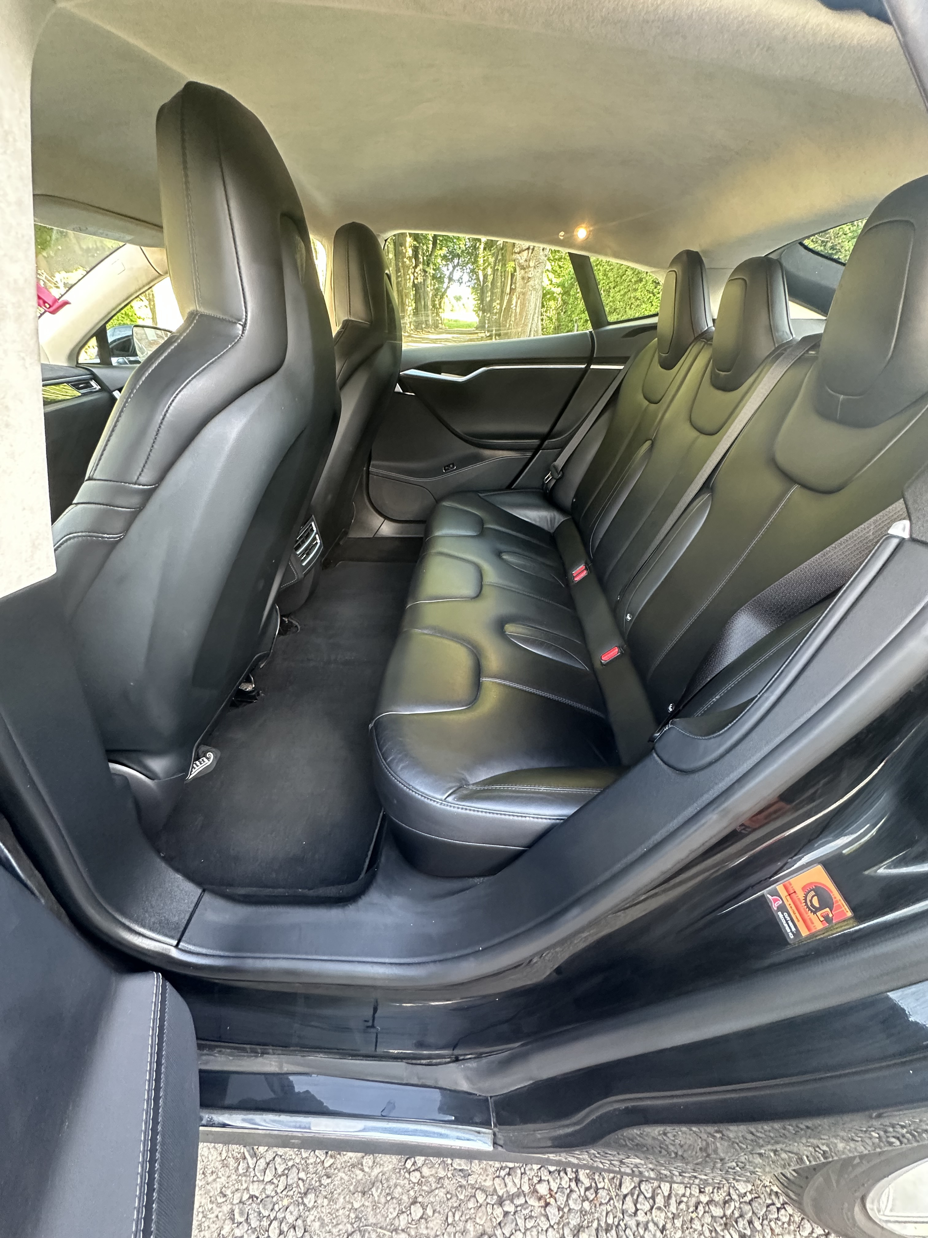 Sort Tesla Model S fra 2015