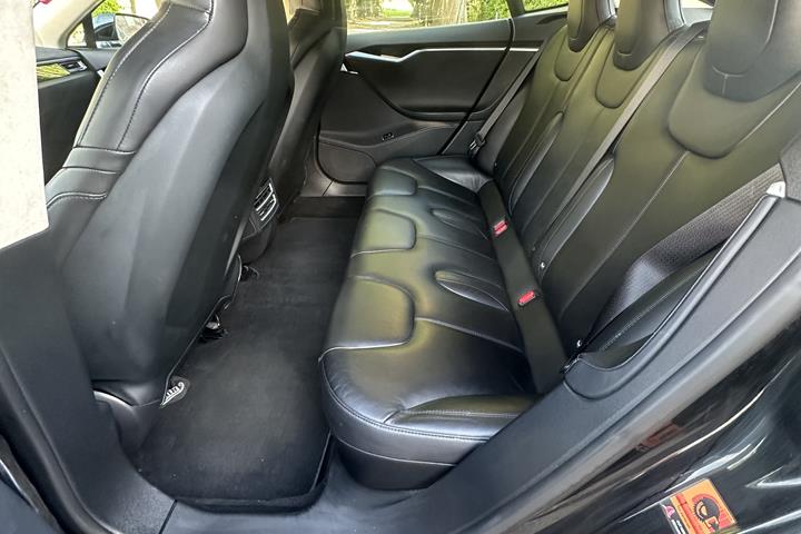 Sort Tesla Model S fra 2015