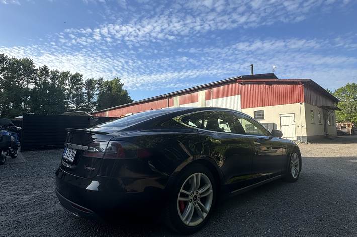Sort Tesla Model S fra 2015