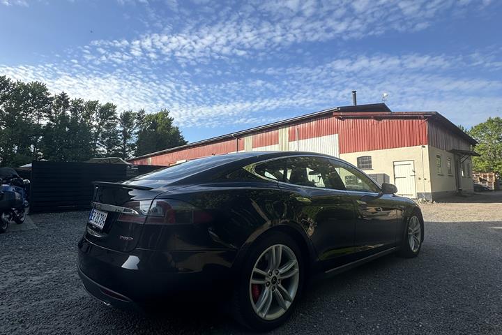 Sort Tesla Model S fra 2015