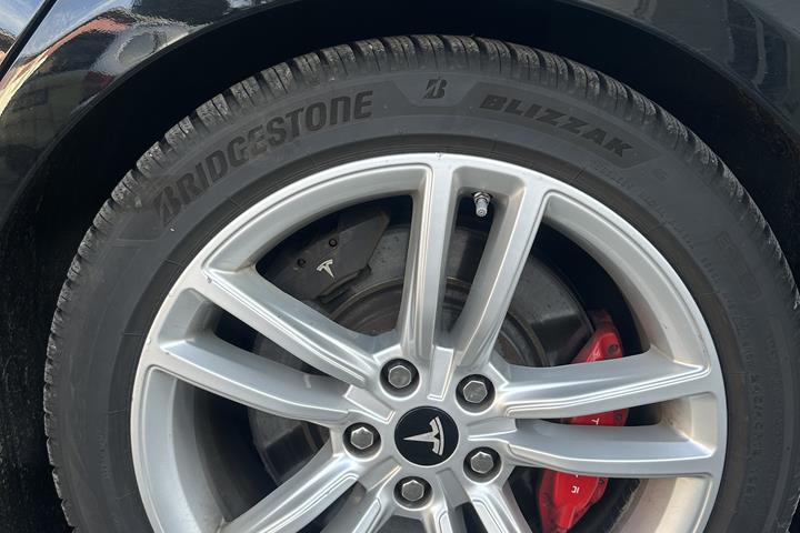 Sort Tesla Model S fra 2015