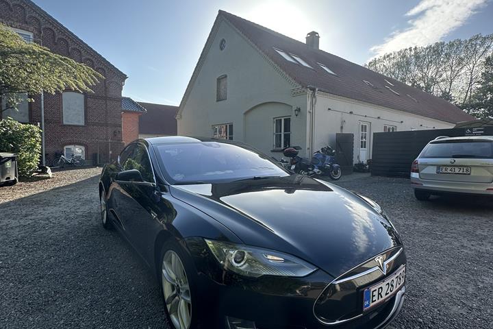 Sort Tesla Model S fra 2015