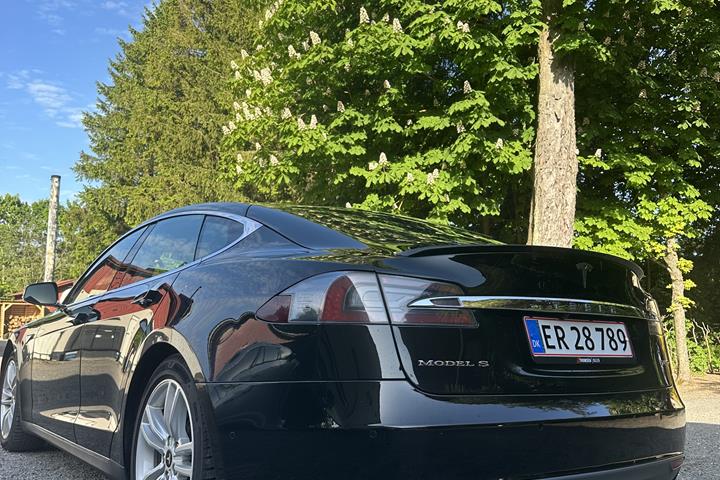 Sort Tesla Model S fra 2015