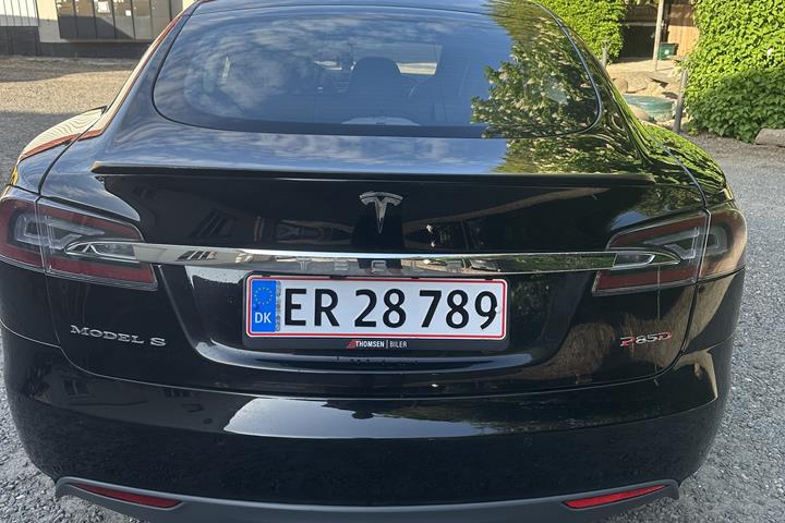 Sort Tesla Model S fra 2015