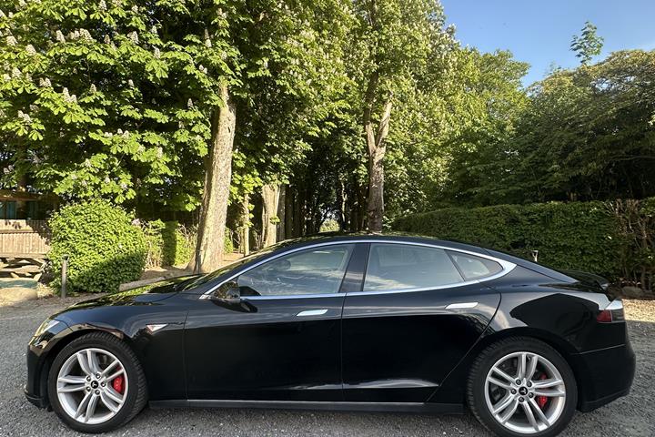 Sort Tesla Model S fra 2015