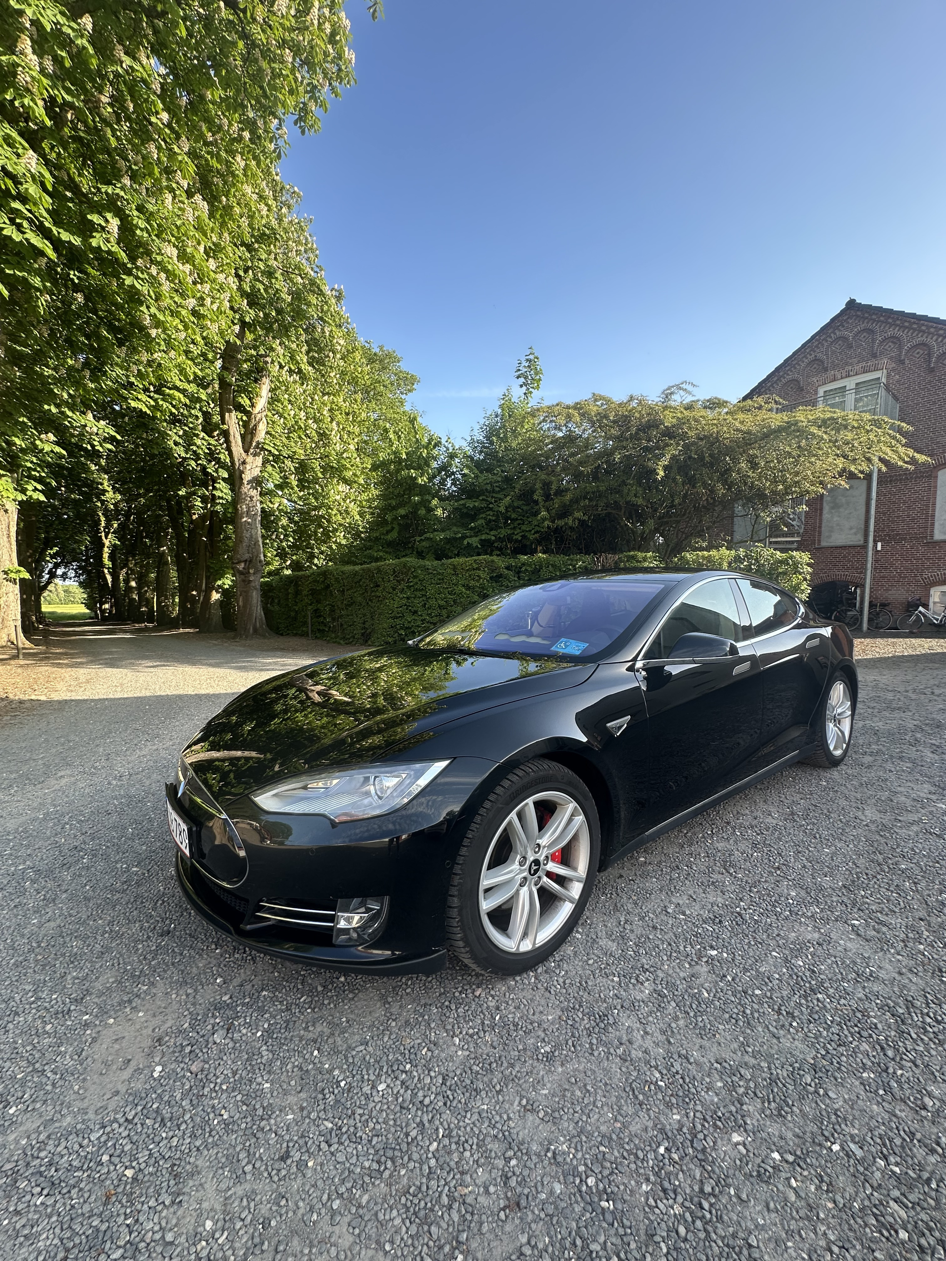 Sort Tesla Model S fra 2015