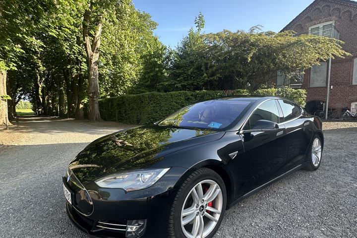 Sort Tesla Model S fra 2015