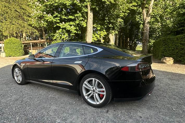 Sort Tesla Model S fra 2015
