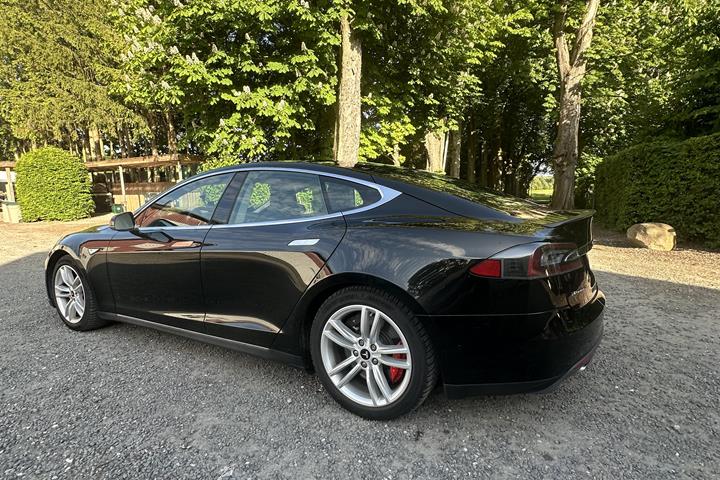 Sort Tesla Model S fra 2015