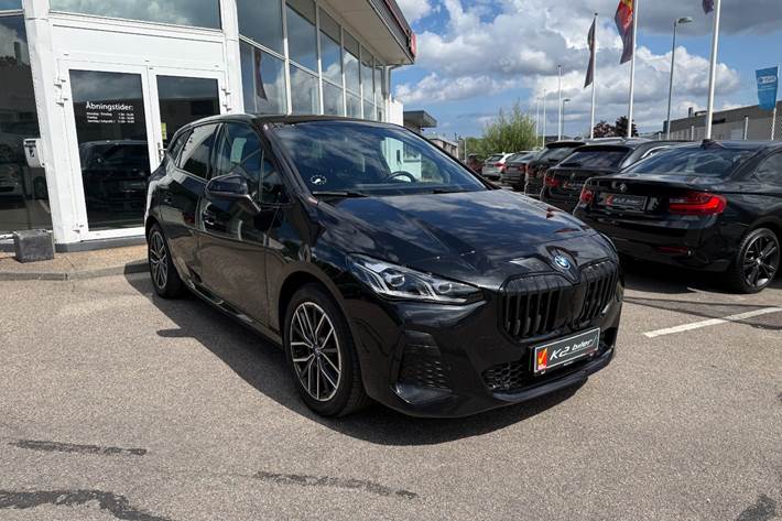 Sort BMW 225e fra 2023