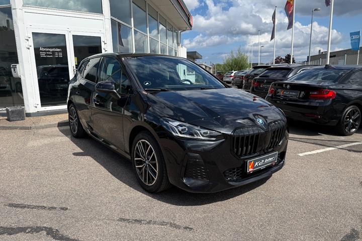 Sort BMW 225e fra 2023 set udefra