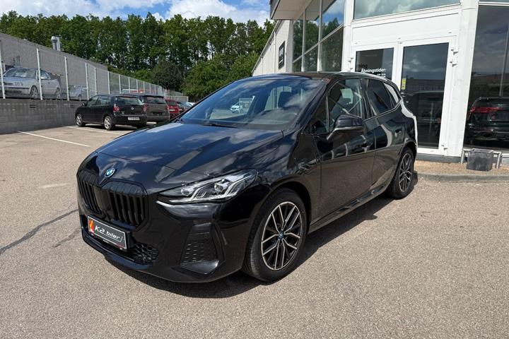 Sort BMW 225e fra 2023