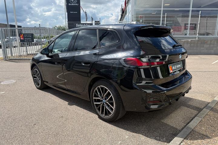 Sort BMW 225e fra 2023