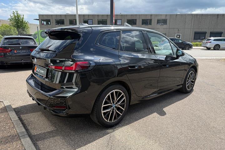 Sort BMW 225e fra 2023