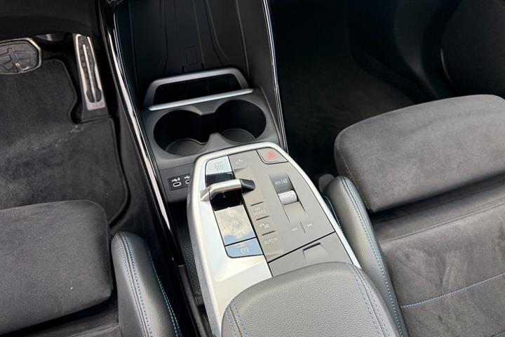 Sort BMW 225e fra 2023