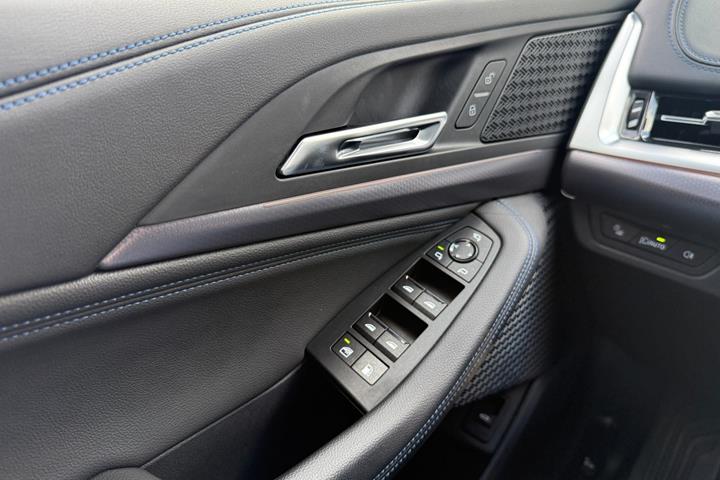 Sort BMW 225e fra 2023