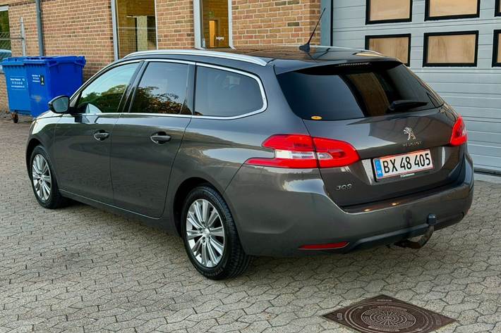 Grå Peugeot 308 fra 2018