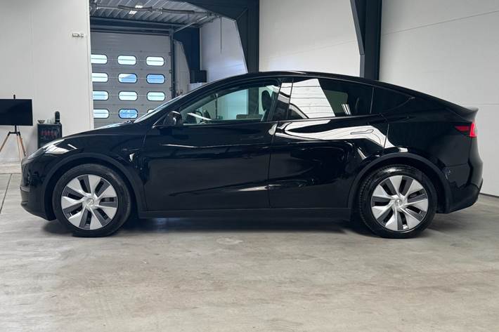 Sort Tesla Model Y fra 2024