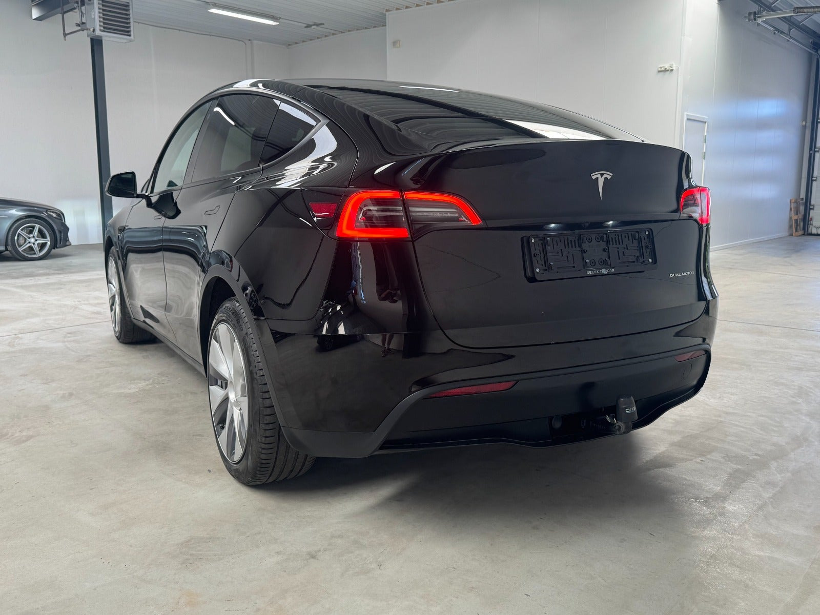 Sort Tesla Model Y fra 2024