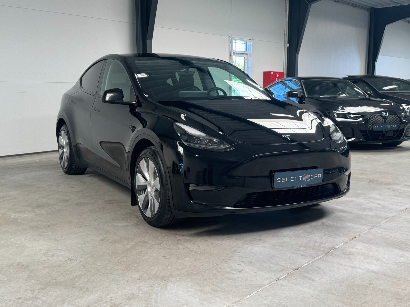 Sort Tesla Model Y fra 2024