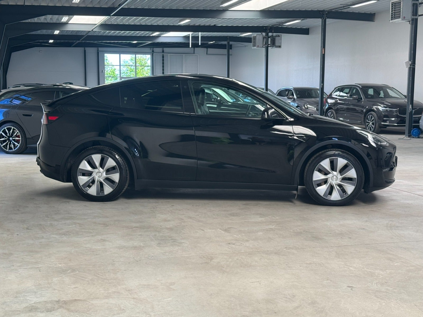 Sort Tesla Model Y fra 2024