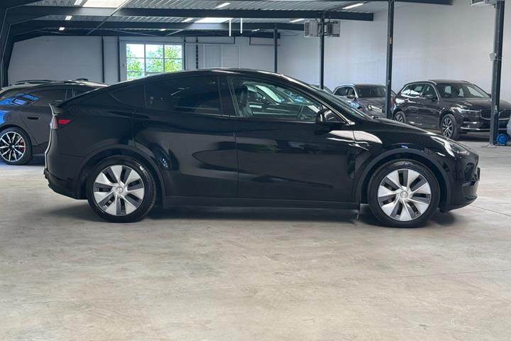 Sort Tesla Model Y fra 2024