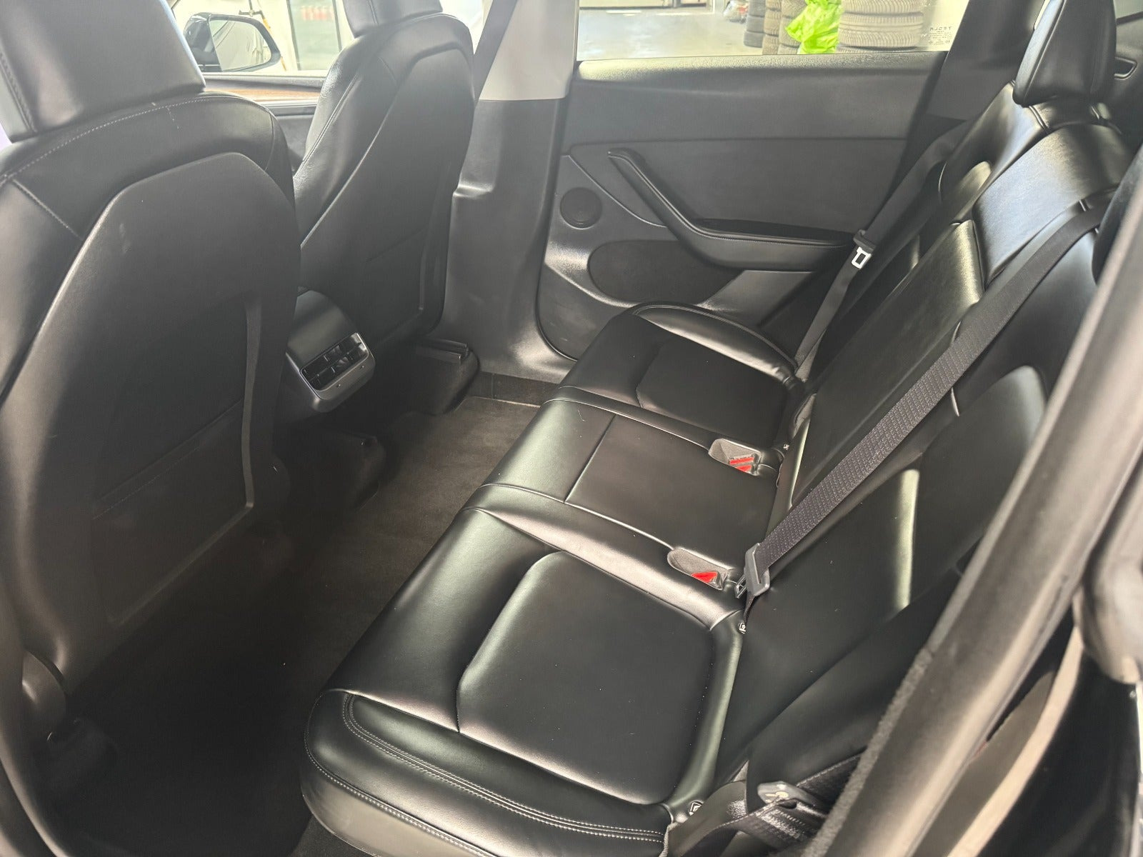Sort Tesla Model Y fra 2024