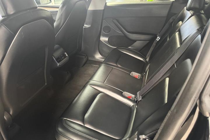 Sort Tesla Model Y fra 2024