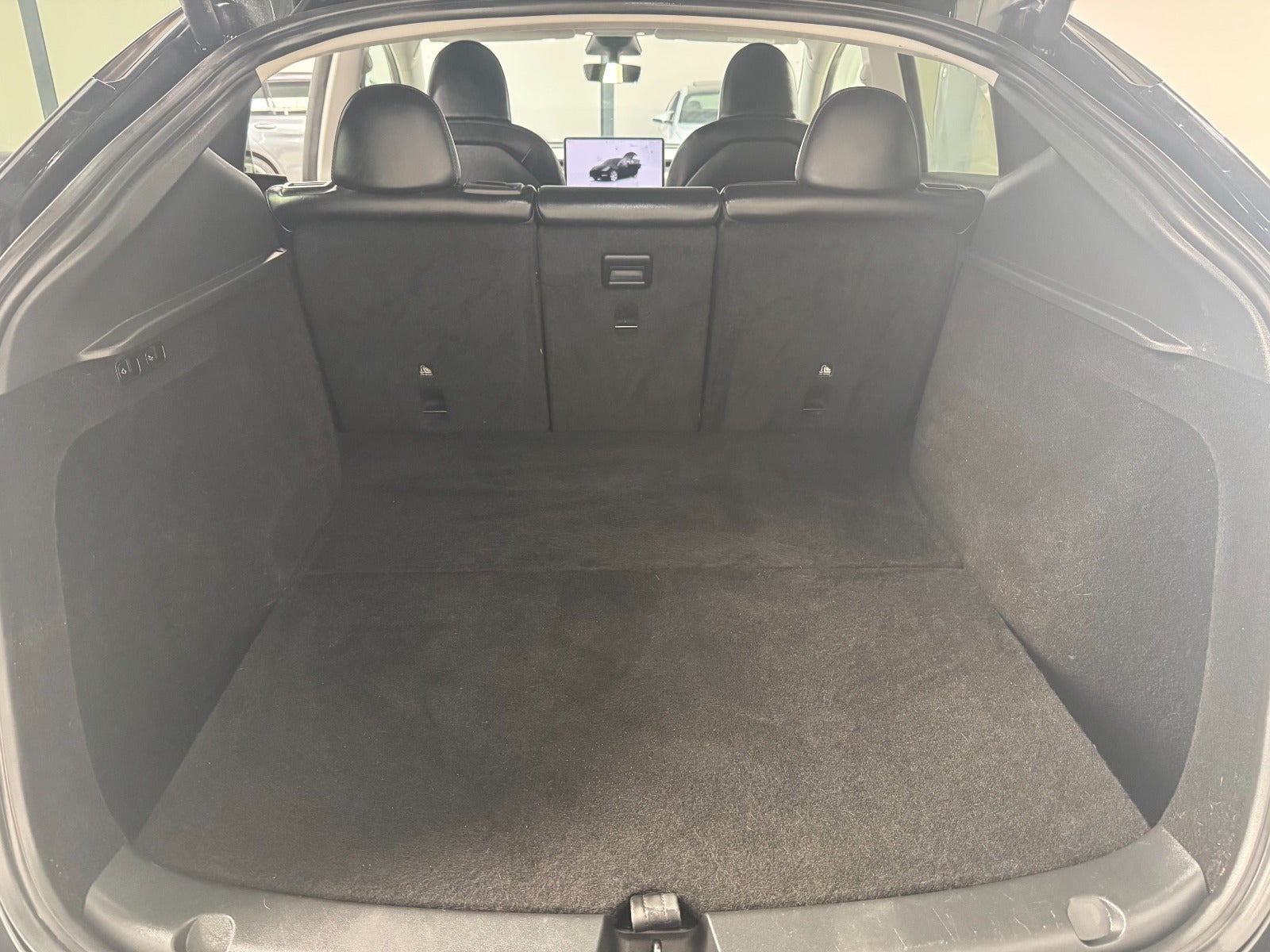 Sort Tesla Model Y fra 2024