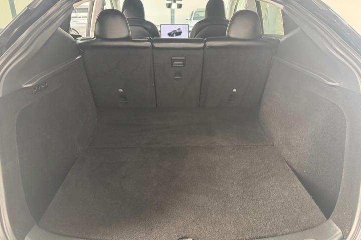 Sort Tesla Model Y fra 2024