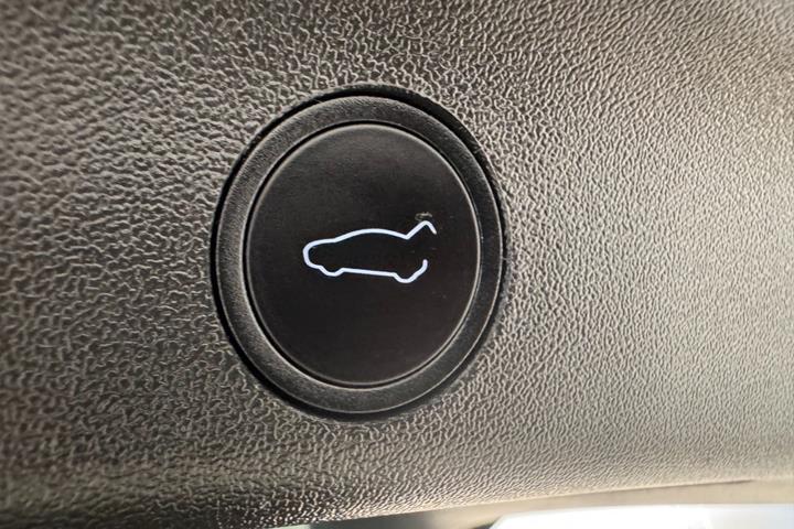 Sort Tesla Model Y fra 2024