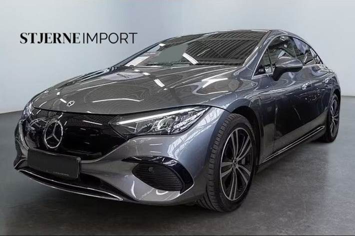 Grå Mercedes EQE300 fra 2025 set udefra