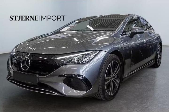 Grå Mercedes EQE300 fra 2025 set udefra