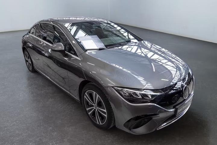 Grå Mercedes EQE300 fra 2025