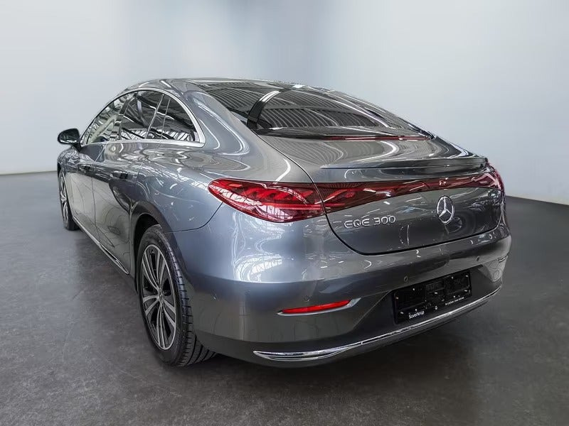 Grå Mercedes EQE300 fra 2025