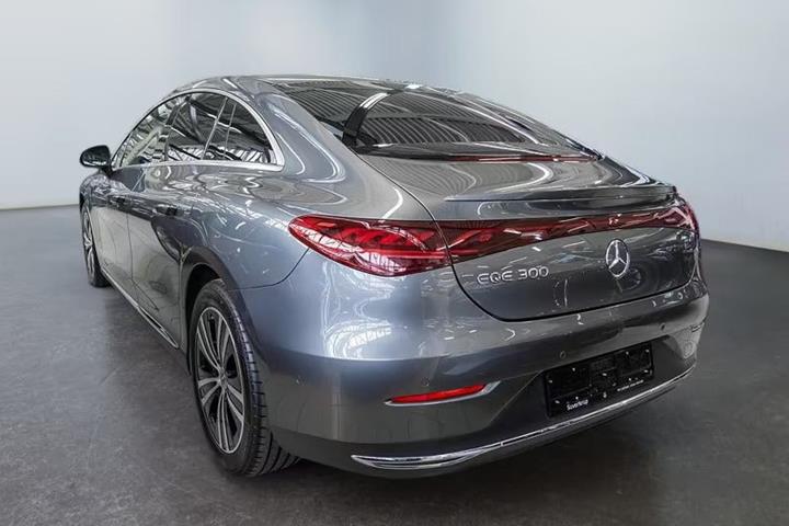 Grå Mercedes EQE300 fra 2025
